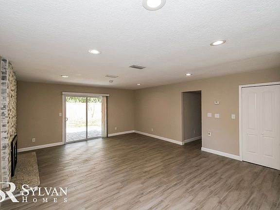 002-photo-living-room-11186807_07192022