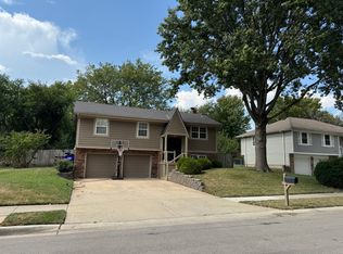 15444 S Summertree Ln, Olathe, KS 66062
