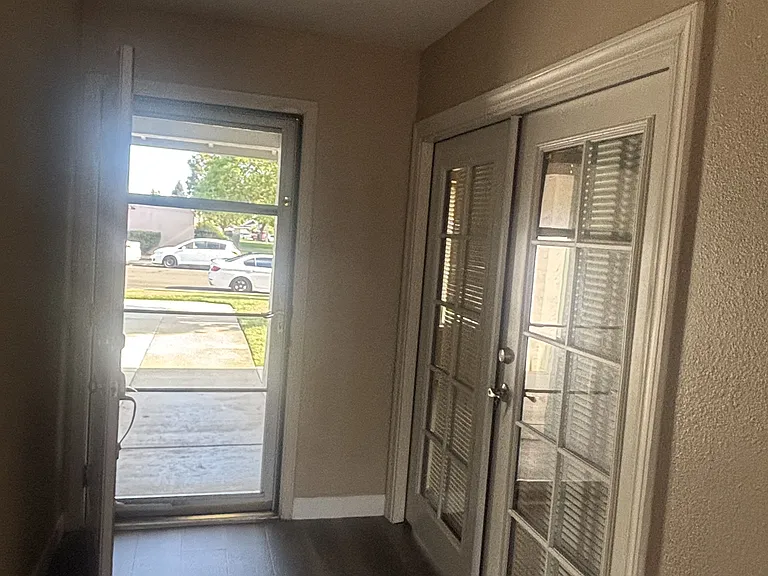 3431 Arizona Ave — Photo 2