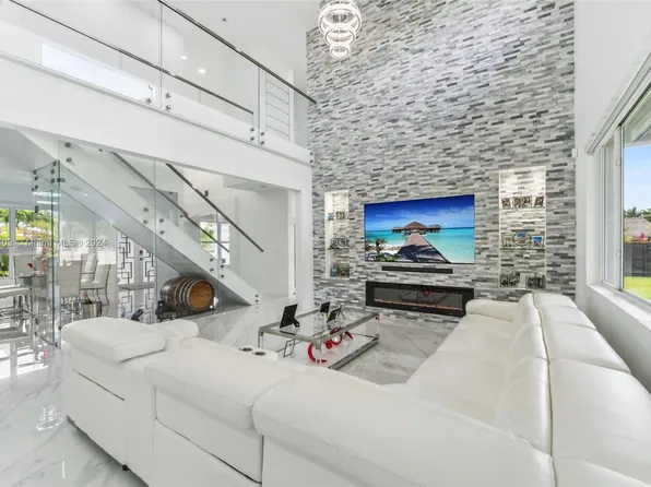 13281 SW 209th St, Miami, FL 33177