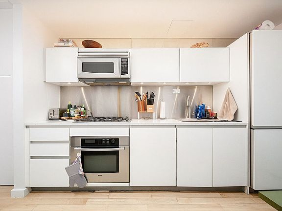 4th image of 425 E 13th St APT 1M