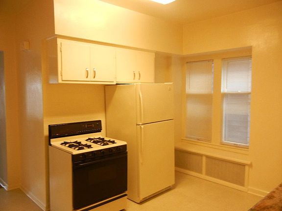 4th image of 2620 N Farwell Ave