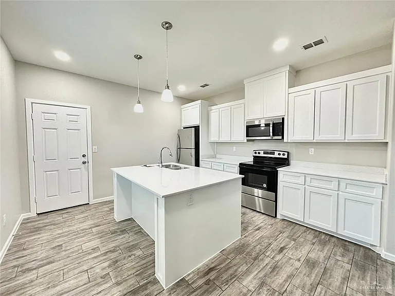 1220 Yankton St #1 — Photo 4