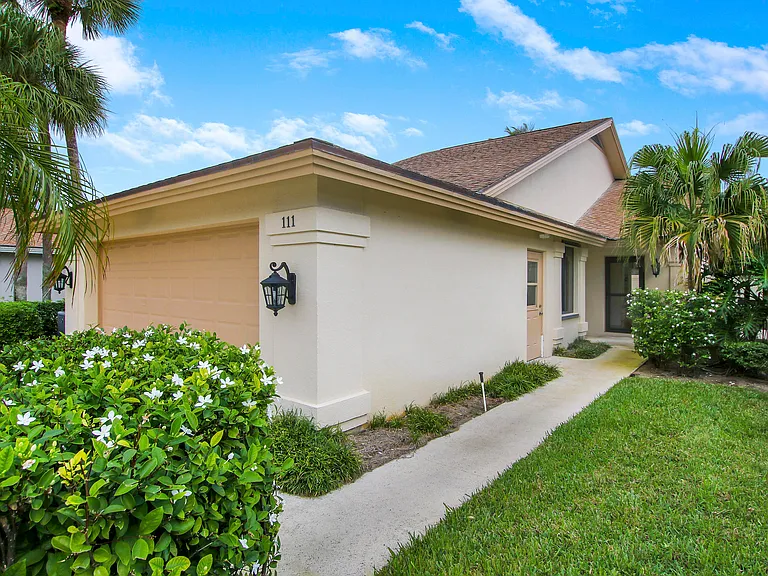 111 Seashore Dr — Photo 2