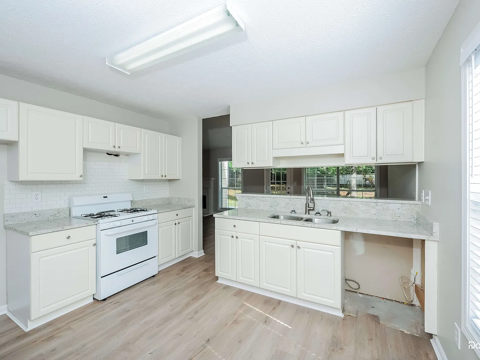 3 bed, 2.0 bath, 1587 sqft, $2,340 — Photo 4