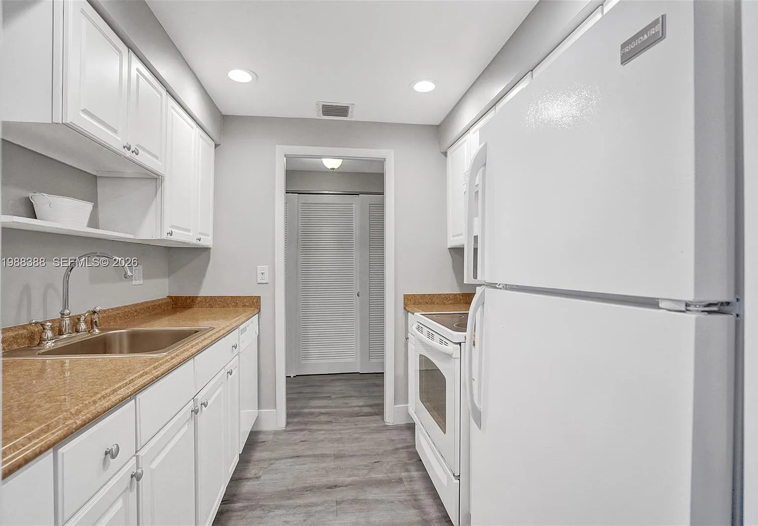 400 N Riverside Dr — Photo 4
