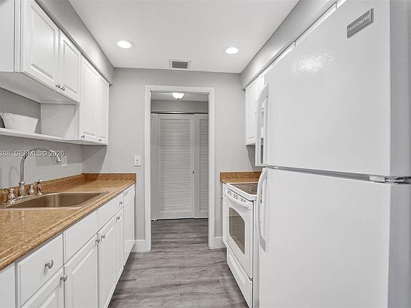 4th image of 400 N Riverside Dr APT 214