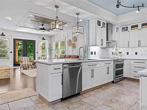 5th image of 884 Village Brook Ct