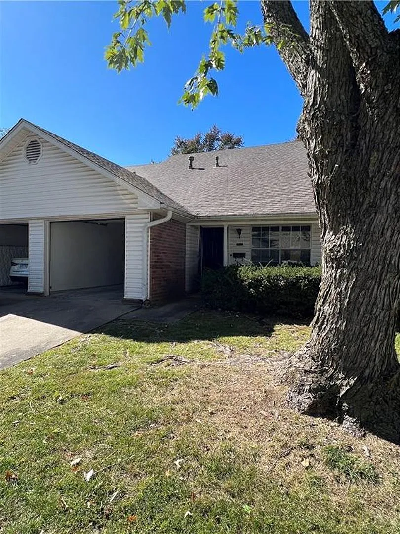 320 S 11th Place — Photo 1