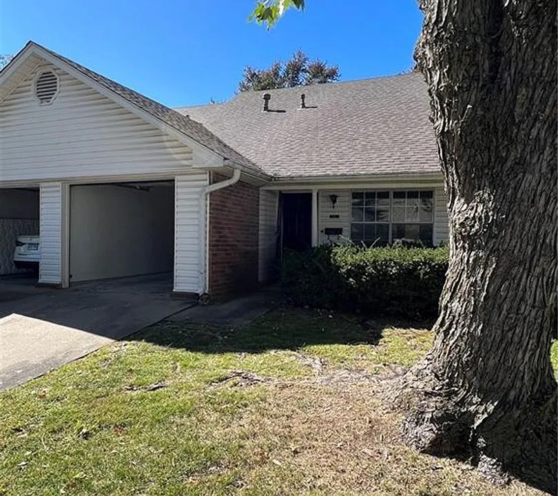 320 S 11th Pl