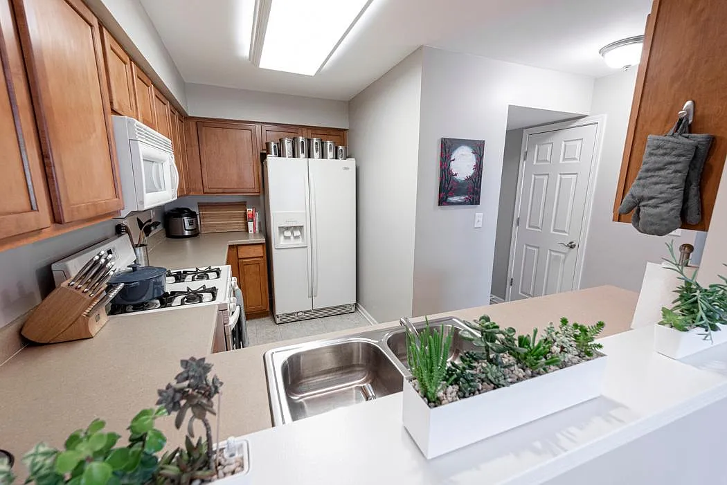2 bed, 1318 sqft, $2,180 — Photo 2
