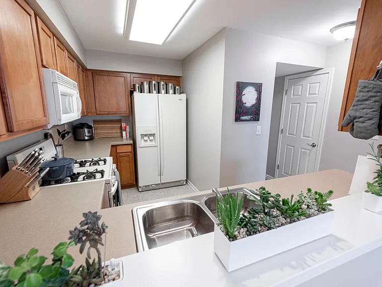 616 Lincoln Station Dr — Photo 2