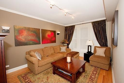 2nd image of 918 W Ainslie St APT 2W