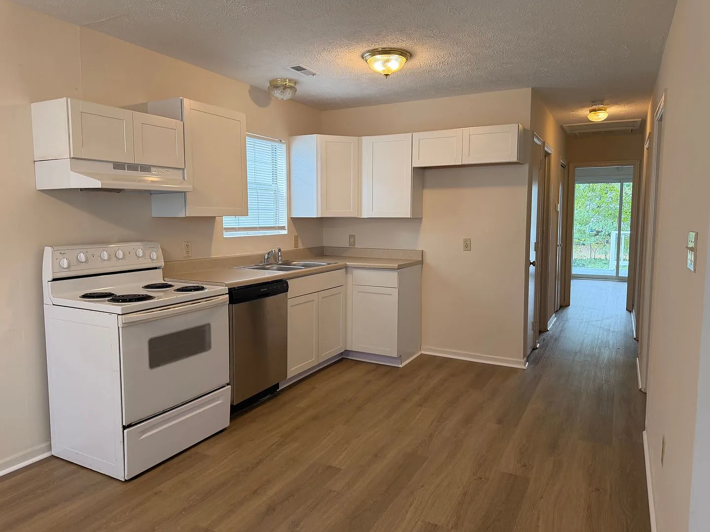 Renovated 1 story ready for move in! — Photo 3