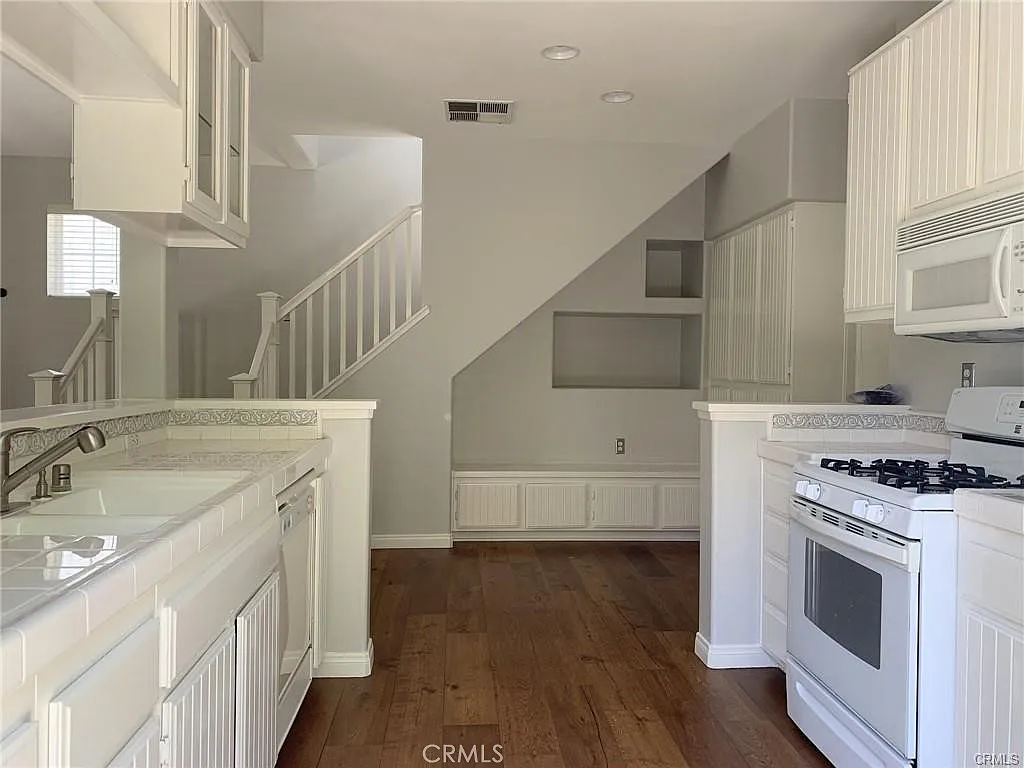 2 bed, 1100 sqft, $4,200 — Photo 4