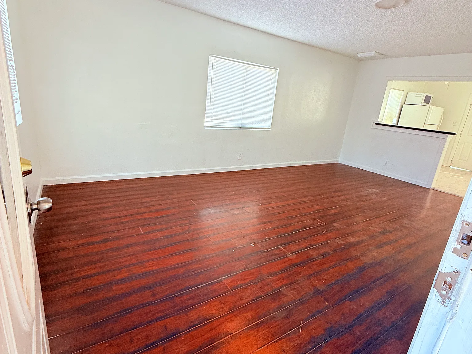 3 bed, 1045 sqft, $1,790 — Photo 3