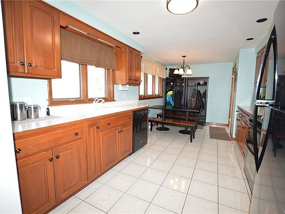 3rd image of 778 Meadow Dr