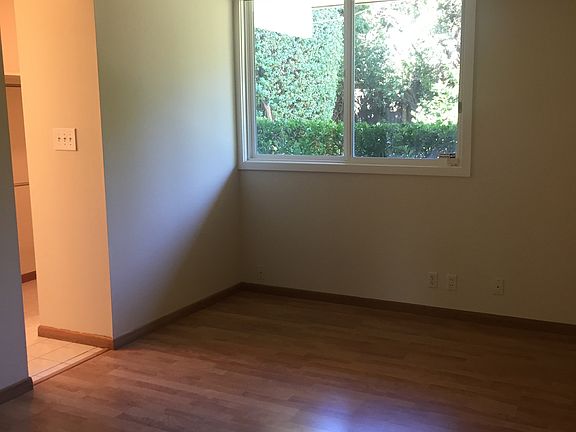 3rd image of 917 Brookgrove Ln