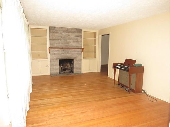 3rd image of 8613 Manderley Dr