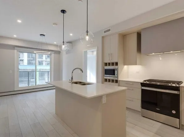 8370 S Broadcast Ave SW #206, Calgary, AB T3H 3V6