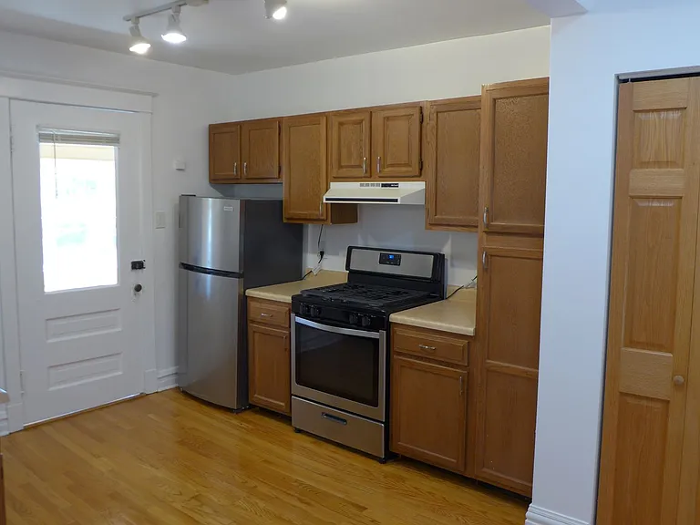 136 Elgin Ave — Photo 6