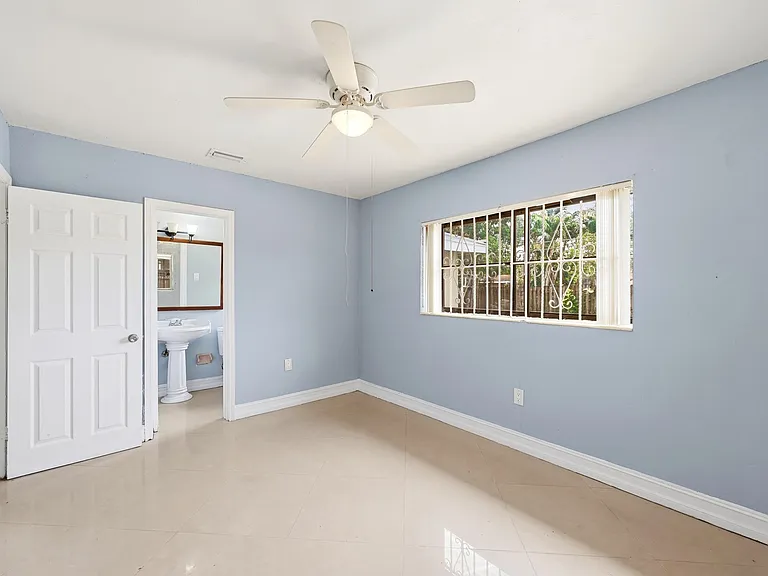 740 E Evanston Cir — Photo 27