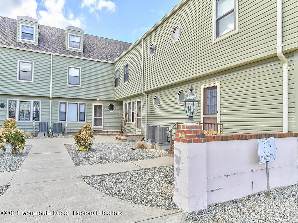 4 bed, 1198 sqft, $1,600 — Photo 2