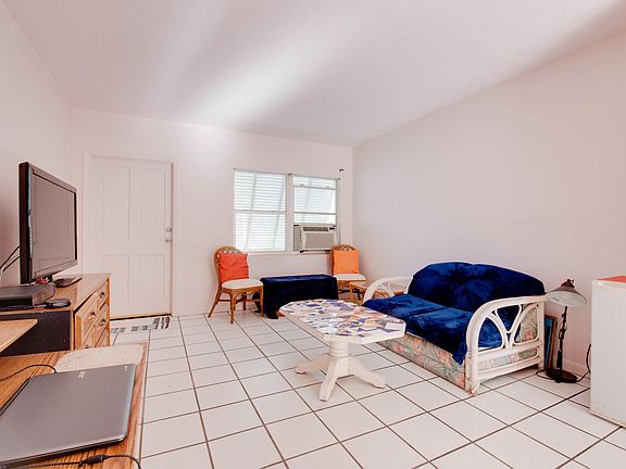 4th image of 1208 Bay St #1210