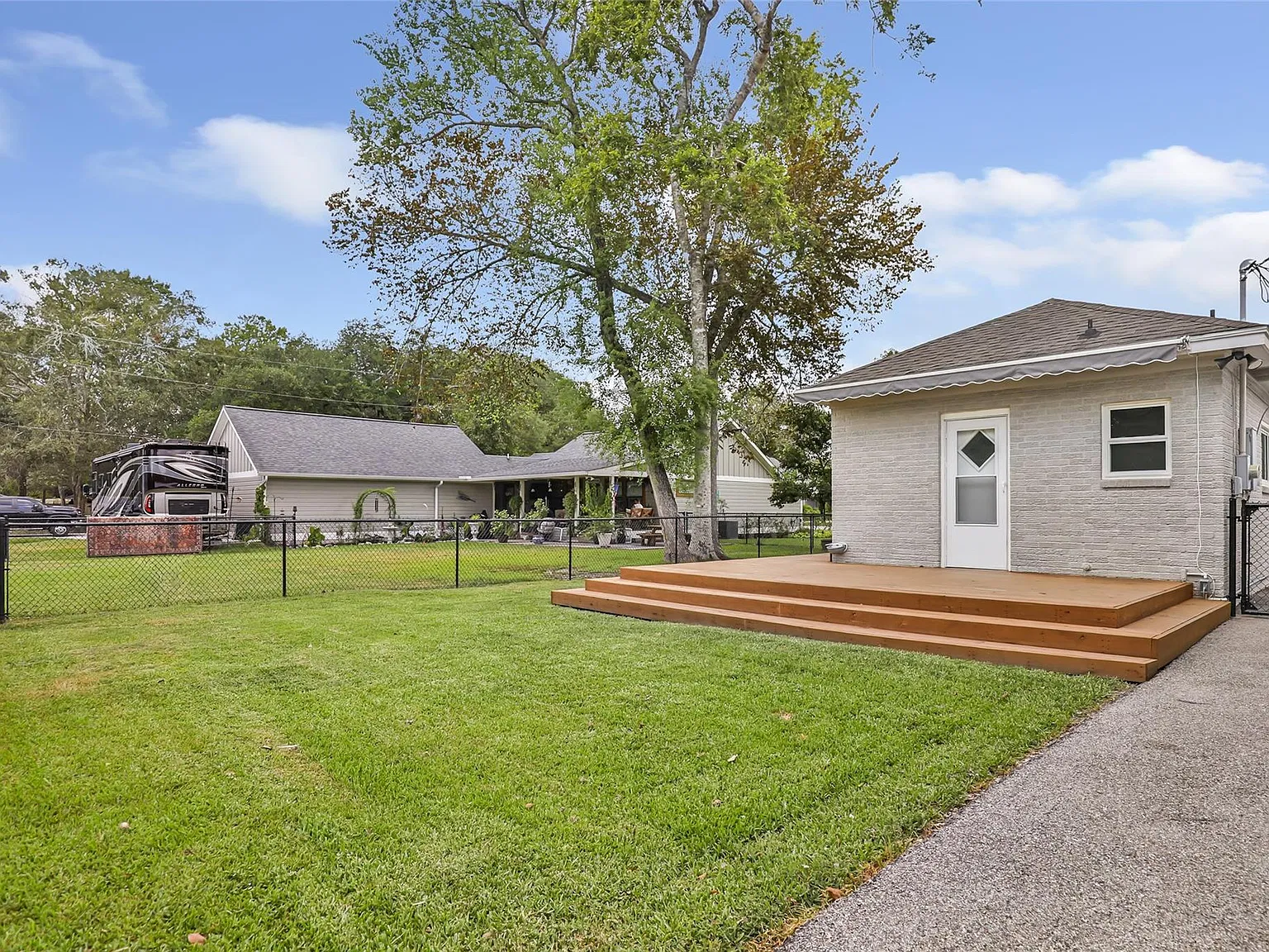 4 bed, 2.0 bath, 2446 sqft, $3,000 — Photo 3