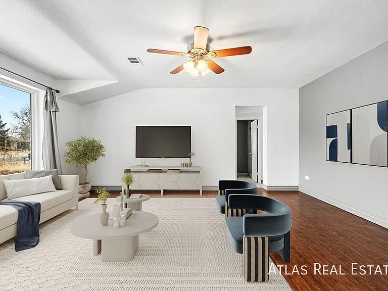 2020 N Oneida St — Photo 4