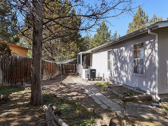4th image of 1044 SE Laurelwood Pl