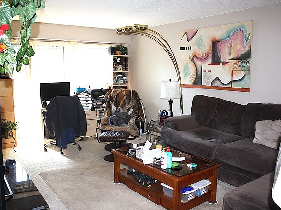 5th image of 909 Buccaneer Dr APT 3