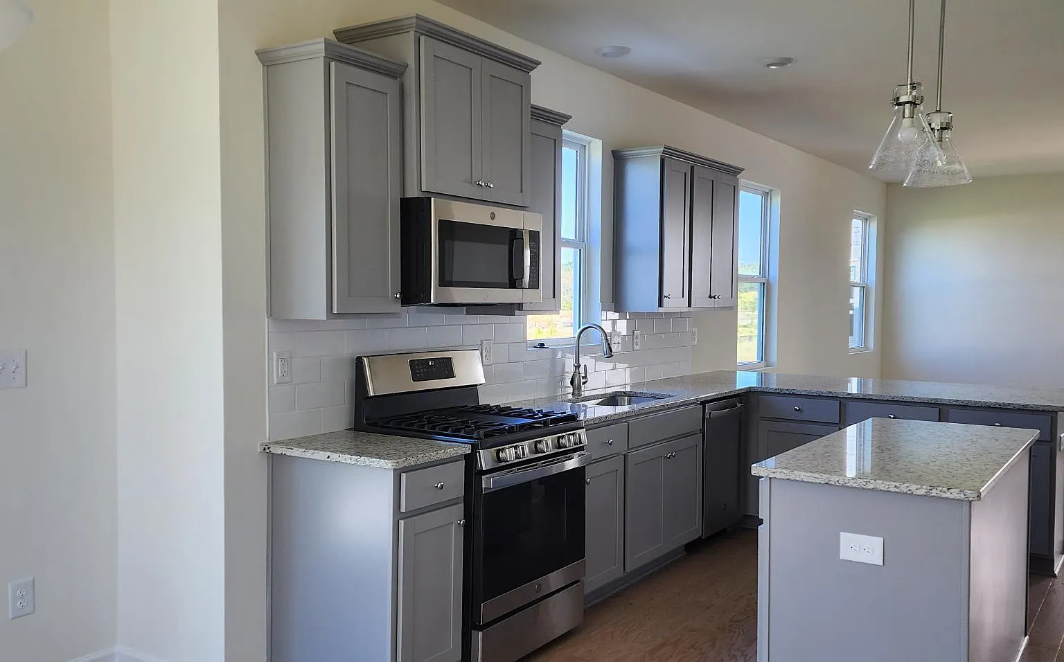 3 bed, 2.5 bath, 1969 sqft, $2,249 — Photo 3