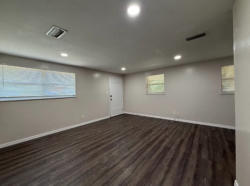 Fully Renovated 3br/1ba Duplex Available Now! — Photo 3