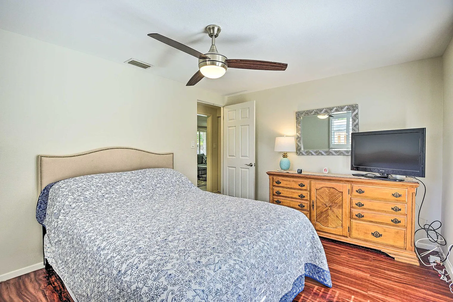 2 bed, 1.0 bath, 925 sqft, $5,225 — Photo 3
