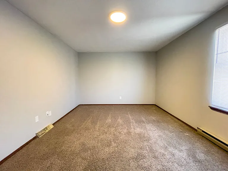 East Memorial Apartments — Photo 38