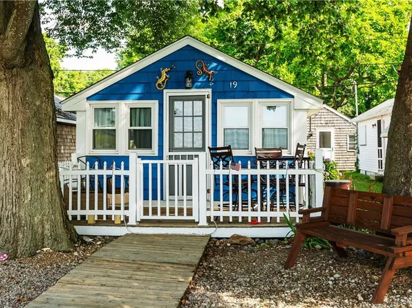 19 E Andrew Comstock Rd, Warwick, RI 02886