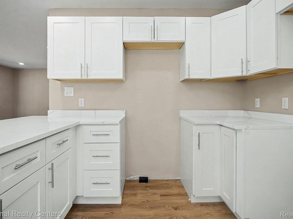 241 S Manitou Ave, photo 9