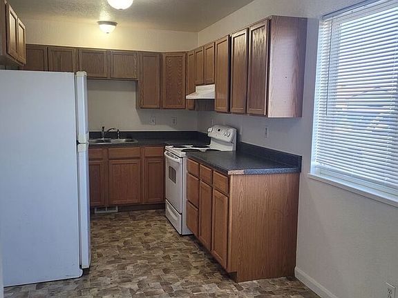 3rd image of 470 Bing St