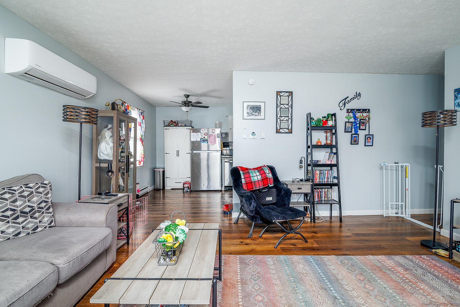 Listing photo 3 for 7201 Cleveland St
