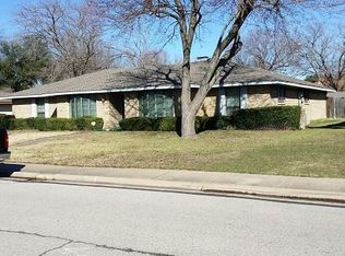 920 Pine Tree Ln, Desoto, TX 75115