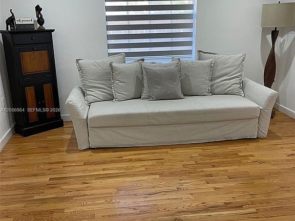 5th image of 2375 NE 185th St