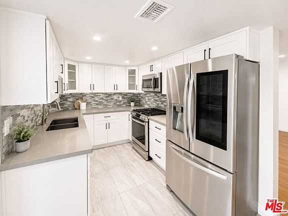 5th image of 5009 Woodman Ave APT 202