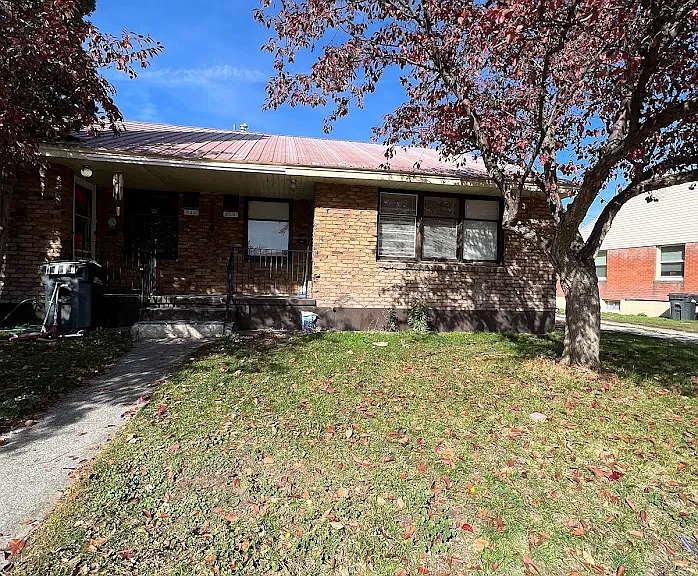 610 Holbrook Dr — Photo 1