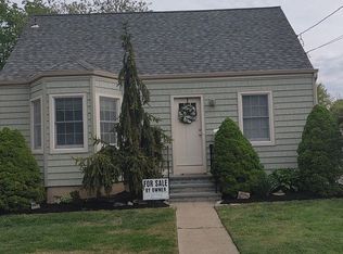 15 Baltic Pl, Amityville, NY 11701