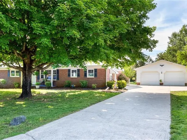 112 Persimmon Cir, Statesville, NC 28625
