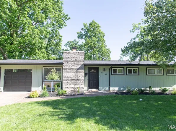 910 Coffey Dr, Saint Louis, MO 63126