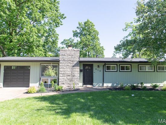 910 Coffey Dr, Saint Louis, MO 63126