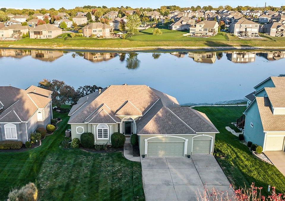 1st image of 305 SE Chelsea Dr