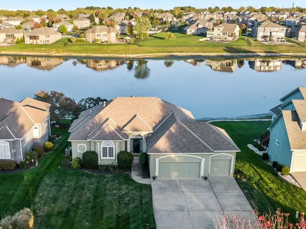 305 SE Chelsea Dr, Lees Summit, MO 64063